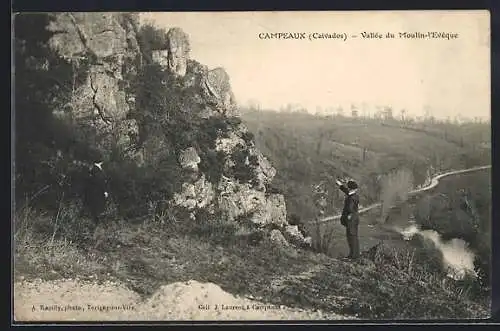 AK Campeaux, Vallée du Moulin-l`Évêque avec deux promeneurs près des rochers