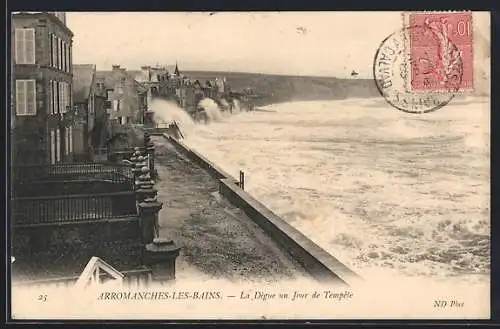 AK Arromanches-les-Bains, La Digue un Jour de Tempête