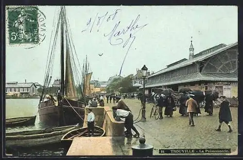 AK Trouville, La Poissonnerie animée avec bateaux et passants