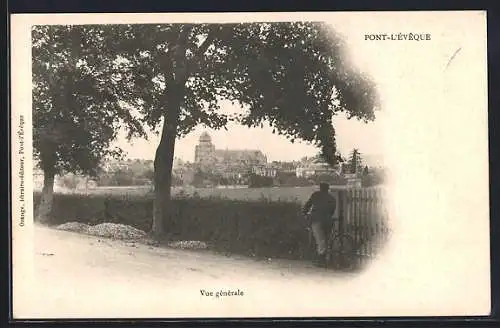 AK Pont-l`Évêque, Vue générale de la ville avec un homme et son vélo au premier plan