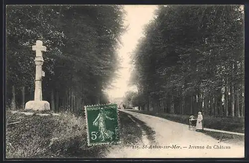 AK St-Aubin-sur-Mer, Avenue du Château avec croix de pierre et passants