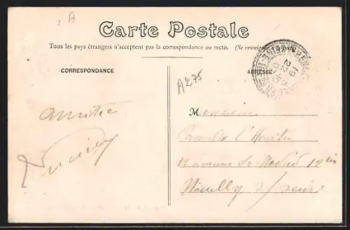 AK St-Aubin-sur-Mer, Avenue du Château avec croix de pierre et passants