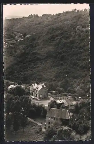 AK Vire, Vallée des Vaux avec maisons entourées de collines boisées