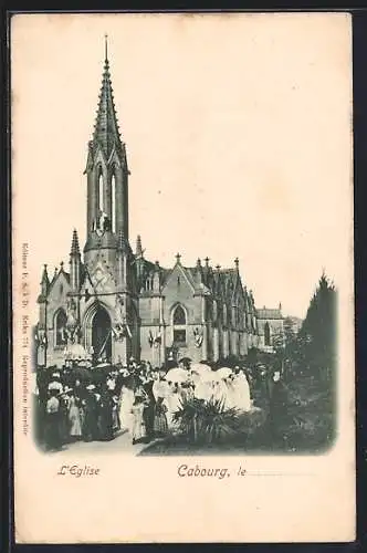 AK Cabourg, L`Église et la foule rassemblée devant l`entrée