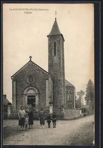 AK Sainte-Marguerite-d`Elle, L`église et habitants devant l`entrée