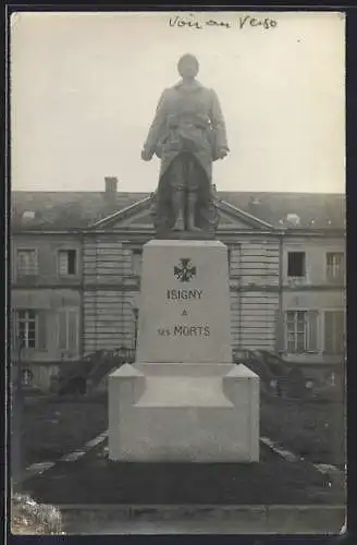 AK Isigny, Monument aux morts devant un bâtiment historique