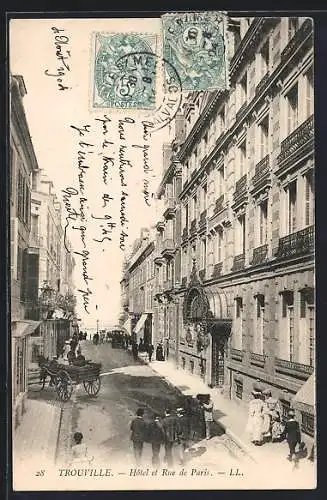 AK Trouville, Hôtel et Rue de Paris avec passants et calèches