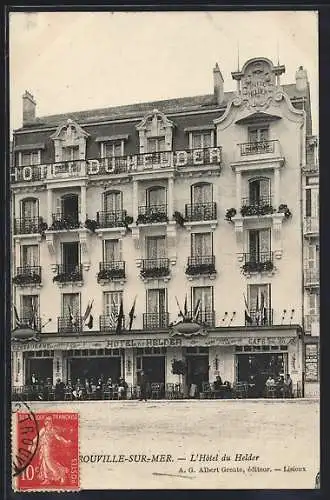 AK Trouville-sur-Mer, L`Hôtel du Helder face à la rue animée