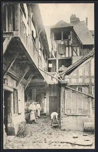 AK Lisieux, La Cour de Charlotte avec maisons à colombages