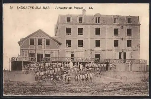 AK Langrune-sur-Mer, Préventorium Pasteur avec groupe d`enfants devant le bâtiment