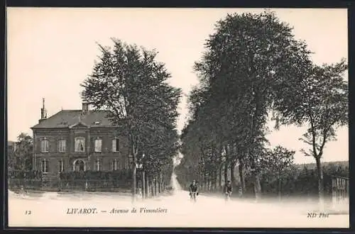 AK Livarot, Avenue de Vimoutiers avec maison et arbres alignés