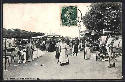 AK Trouville, Le Marché animé avec des étals et des passants