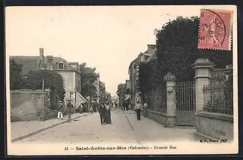 AK Saint-Aubin-sur-Mer, Grande Rue animée avec passants et maisons historiques