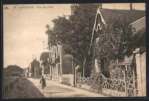 AK Langrune, Rue de l`Est avec piéton se promenant