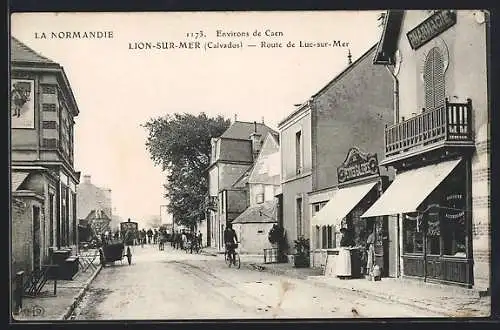 AK Lion-sur-Mer, Route de Luc-sur-Mer avec commerces et passants