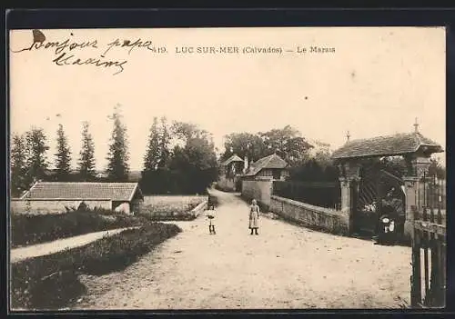 AK Luc-sur-Mer, Le Marais avec deux enfants sur la route