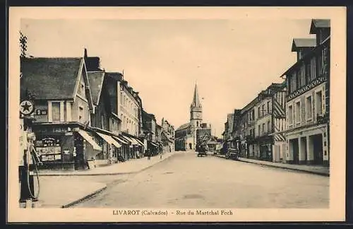 AK Livarot, Rue du Maréchal Foch avec église en arrière-plan