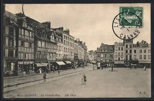 AK Lisieux, La Grande-Rue avec bâtiments historiques et passants