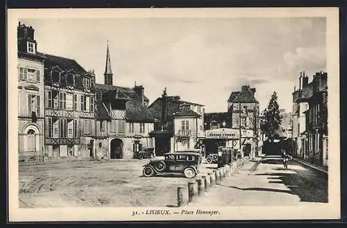 AK Lisieux, Place Hennuyer avec voitures anciennes et bâtiments à colombages