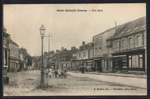 AK Saint-Julien-le-Faucon, Côté Nord avec lampadaire et enfants dans la rue