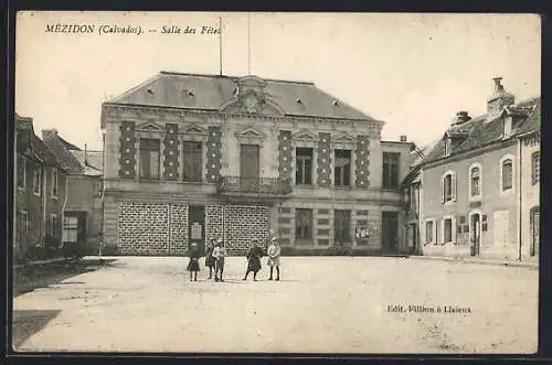 AK Mézidon, Salle des Fêtes avec enfants sur la place