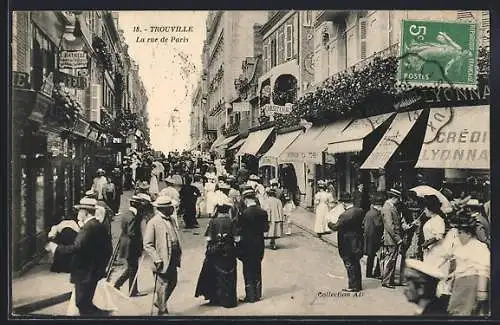 AK Trouville, La rue de Paris animée avec passants et boutiques