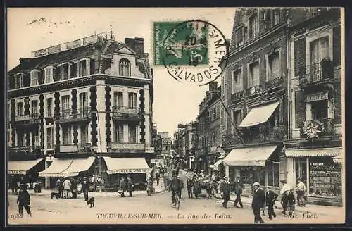 AK Trouville-sur-Mer, La Rue des Bains animée avec passants et magasins