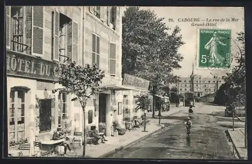 AK Cabourg, La rue de la Mer et Grand-Hôtel