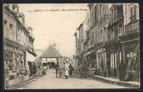 AK Argences, Rue Letourneur Pitrou avec boutiques et passants