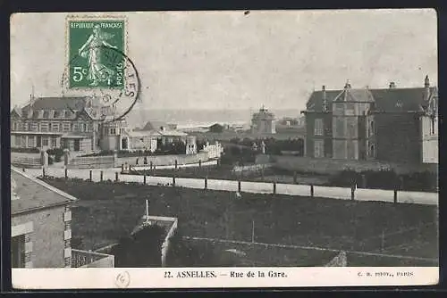 AK Asnelles, Rue de la Gare et vue sur la mer