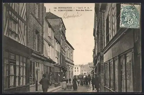 AK Vimoutiers, Rue des Prêtres animée avec passants et bâtiments à colombages