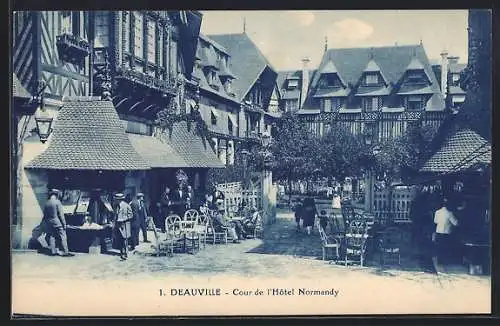 AK Deauville, Cour de l`Hôtel Normandy