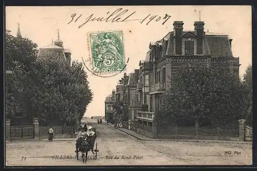 AK Villers-sur-Mer, Rue du Rond-Point avec des maisons élégantes et une calèche