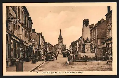 AK Livarot, Rue Maréchal-Foch mit Denkmal und Blick auf die Kirche