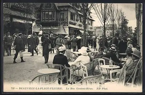 AK Deauville-la-Plage-Fleurie, La Rue Gontaut-Biron animée avec des passants et des cafés en terrasse