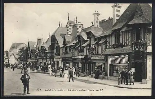 AK Deauville, La Rue Gontaut-Biron avec passants et boutiques animées