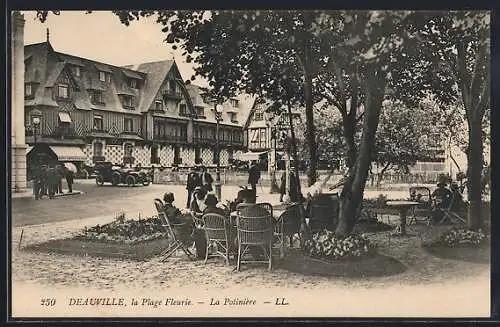 AK Deauville, la Plage Fleurie et la Potinière avec des voitures anciennes et des visiteurs sous les arbres