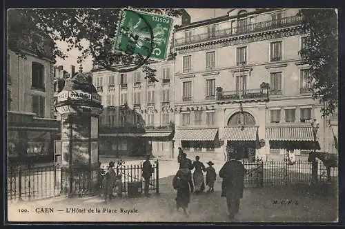 AK Caen, L`Hôtel de la Place Royale avec passants et bâtiments adjacents