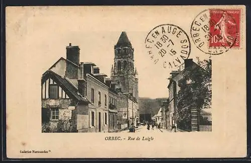 AK Orbec, Rue de L`Aigle et vue de l`église en arrière-plan