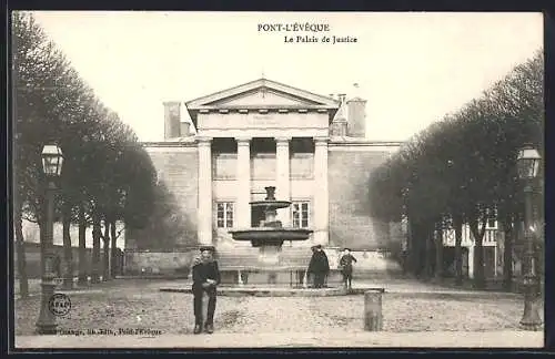 AK Pont-l`Évêque, Le Palais de Justice et la fontaine centrale