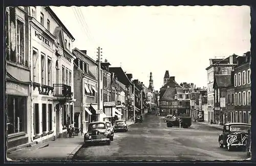 AK Orbec-en-Auge, Vue de la Rue Grande avec voitures et hôtels