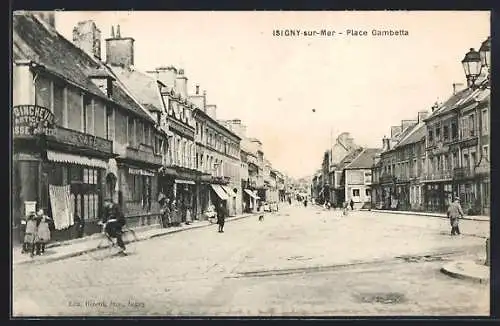 AK Isigny-sur-Mer, Place Gambetta animée par des passants et boutiques