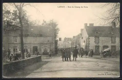 AK Lassay, Rue du Champ de Foire avec passants et calèches