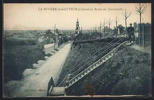 AK La Rivière-St-Sauveur, Route de Genneville avec vue sur l`église et les maisons environnantes