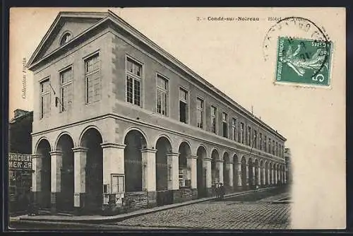 AK Condé-sur-Noireau, Hôtel de Ville mit Arkadenfassade