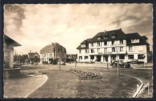 AK Franceville, L`Hôtel des Pins et la Rue de Paris