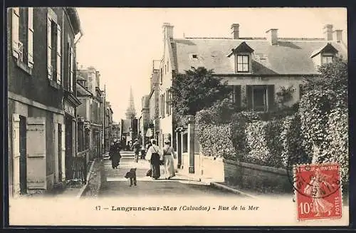 AK Langrune-sur-Mer, Rue de la Mer animée avec passants et facades historiques