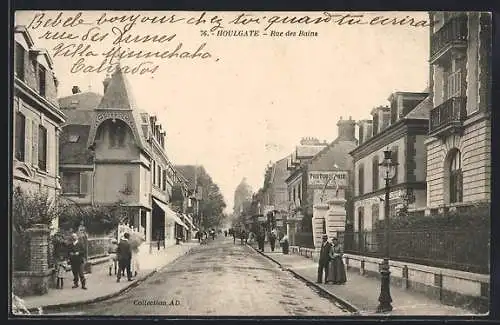 AK Houlgate, Rue des Bains animée avec passants et bâtiments historiques