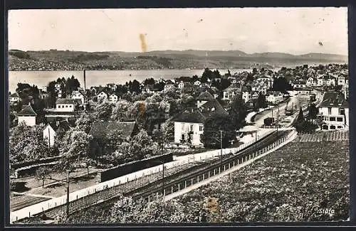 AK Stäfa, Ortsansicht mit Strasse, Bahnschienen und Seeblick