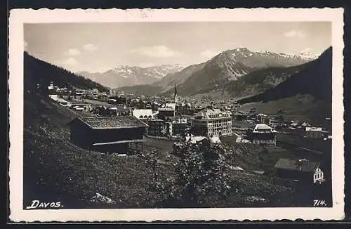 AK Davos, Ortsansicht mit Bergpanorama von einem Hang aus